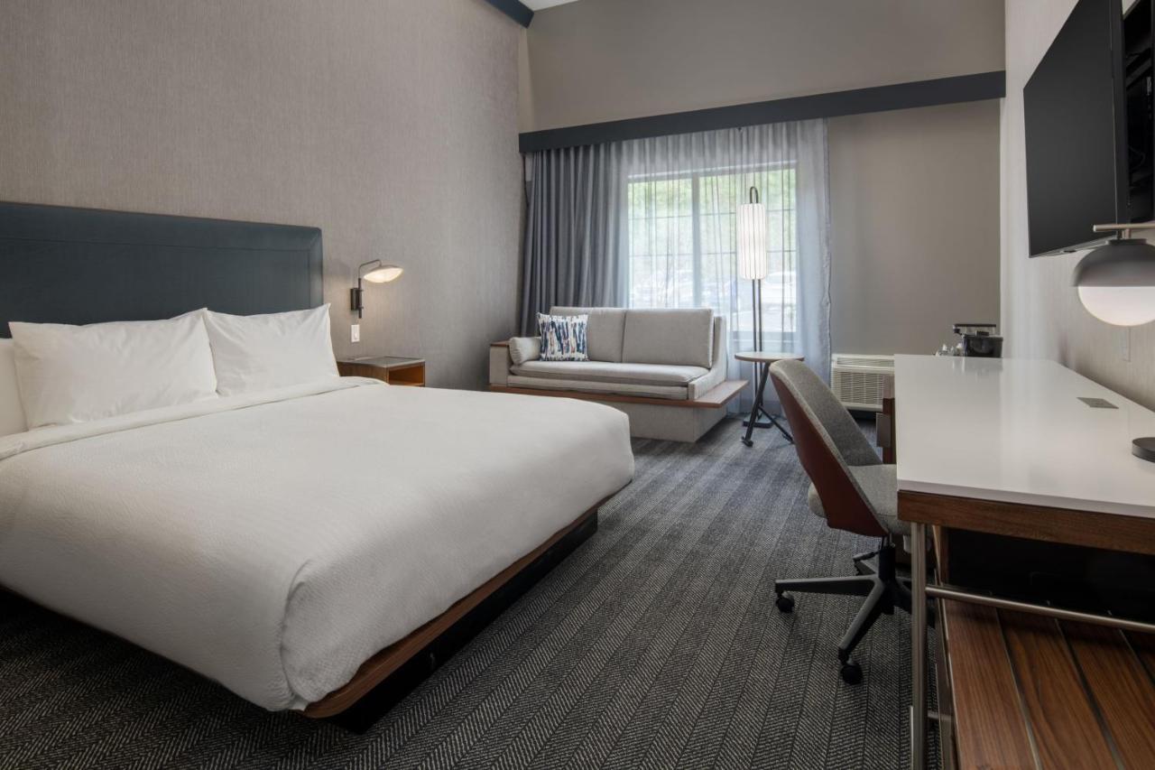 Courtyard By Marriott Olympia Hotel Exterior photo