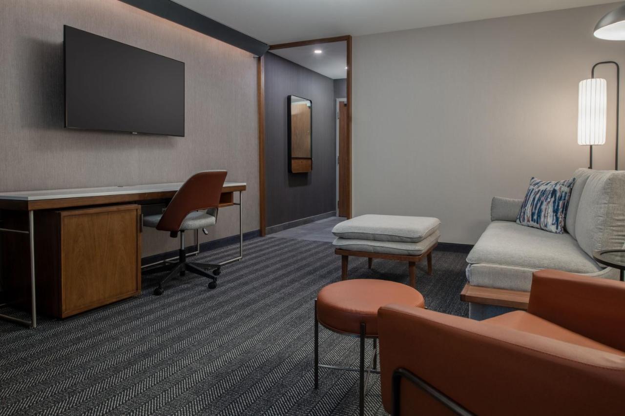 Courtyard By Marriott Olympia Hotel Exterior photo