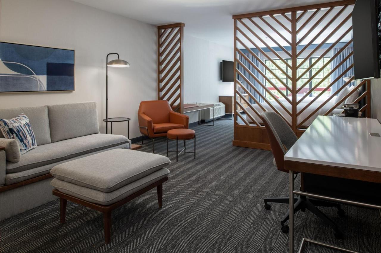 Courtyard By Marriott Olympia Hotel Exterior photo