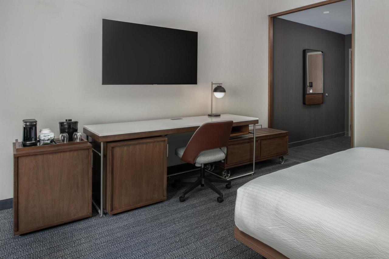 Courtyard By Marriott Olympia Hotel Exterior photo
