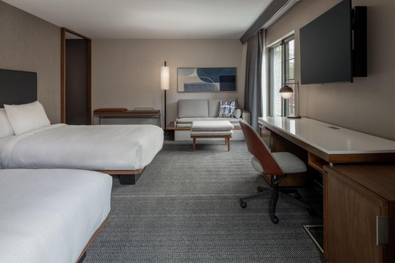 Courtyard By Marriott Olympia Hotel Exterior photo