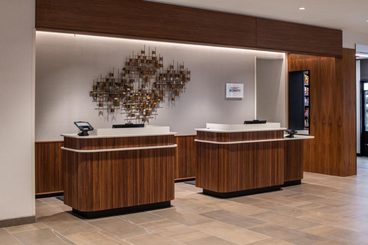 Courtyard By Marriott Olympia Hotel Exterior photo
